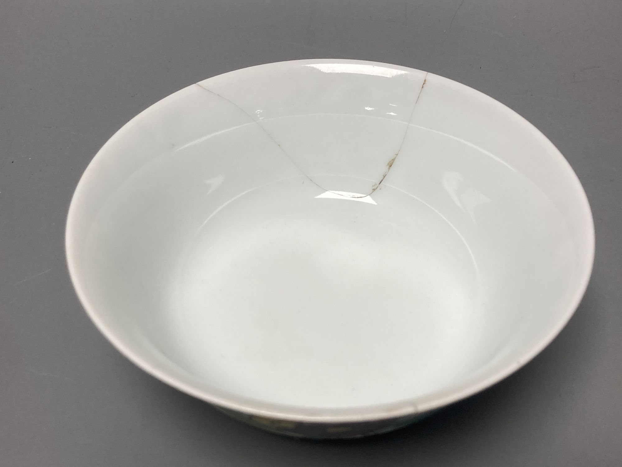 A Chinese famille verte biscuit enamelled incised bowl, diameter 17cm